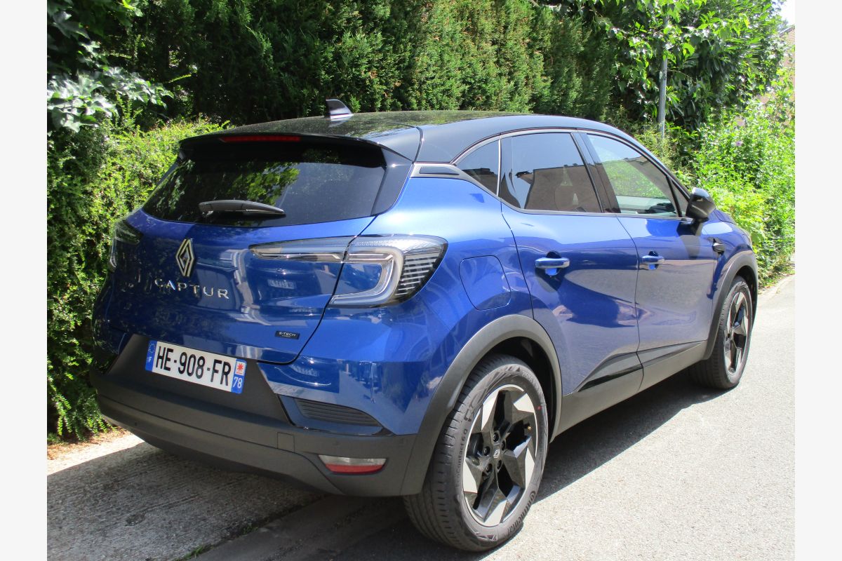 Photo 1 Renault Captur full hybrid E-Tech 145  6 mois