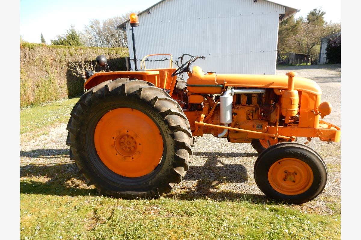 Photo 1 Tracteur Renault N70