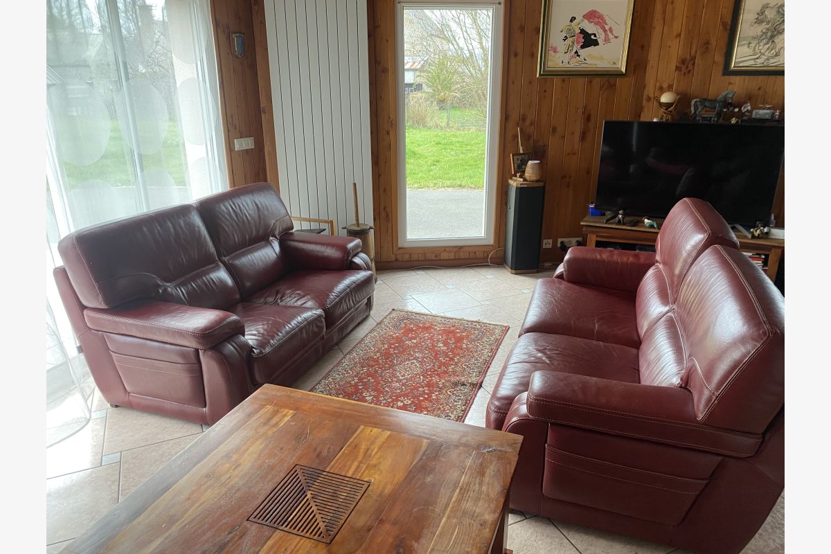 2 canapés fixes cuir bordeaux - 300549_18ceca6059f3b9d26ec58787fb3b1bcd.jpg