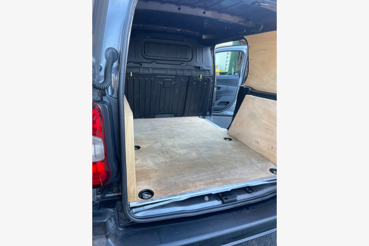 Berlingo Van Driver  - 301079_93f5a48f4b97560ef854530f70095013.jpg