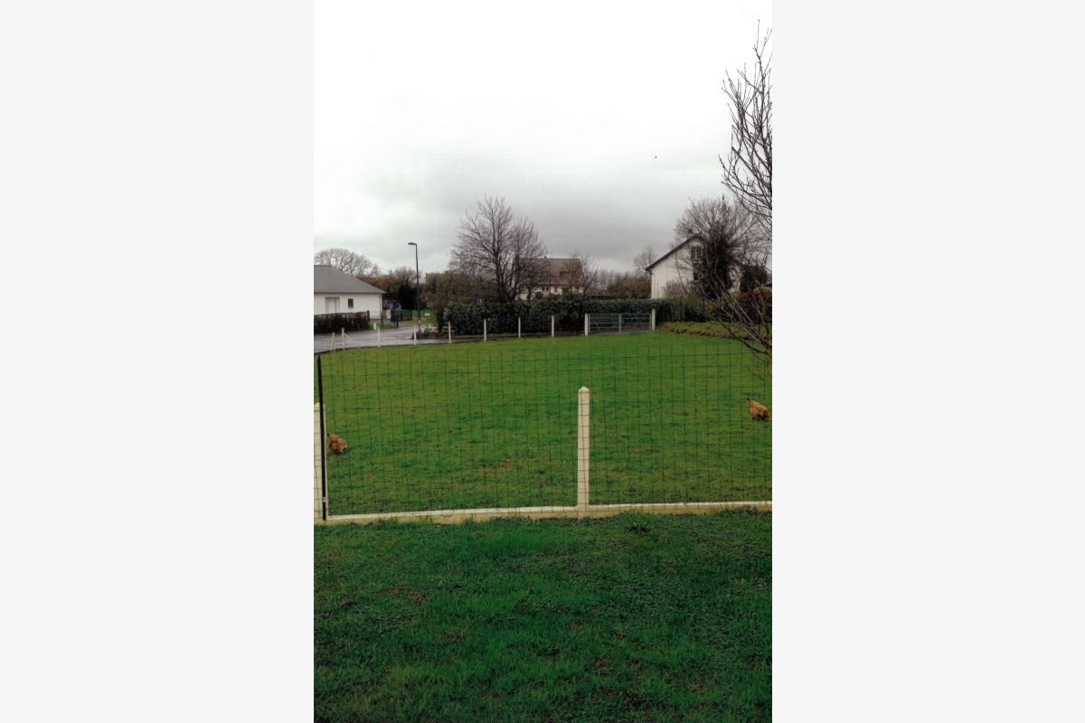 Photo 1 Le Val-Saint-Père, dans le bourg, à proximité des écoles...