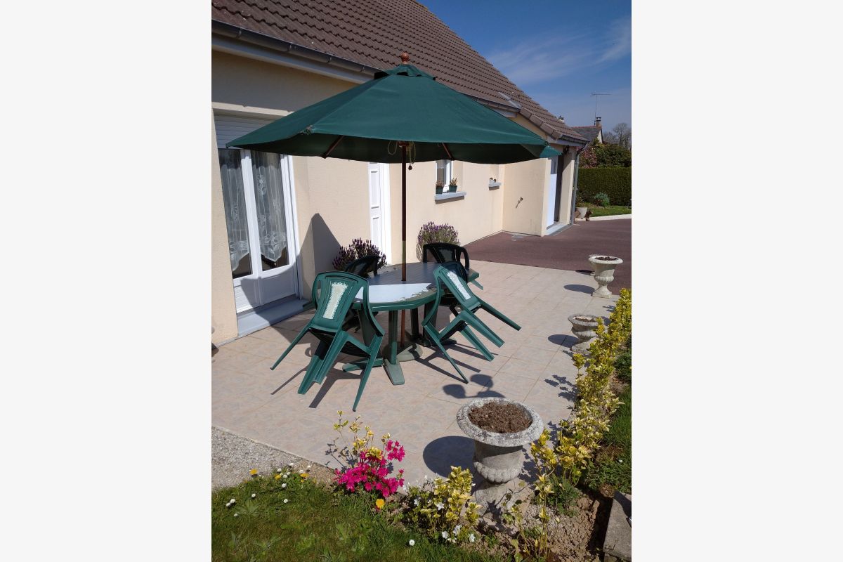 Photo 1 2 salons de jardin en PVC