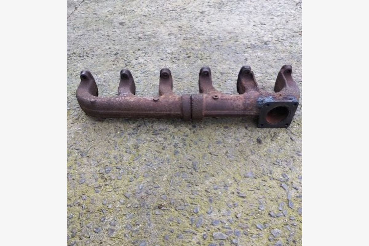 Photo 1 Collecteur d'échappement tracteur