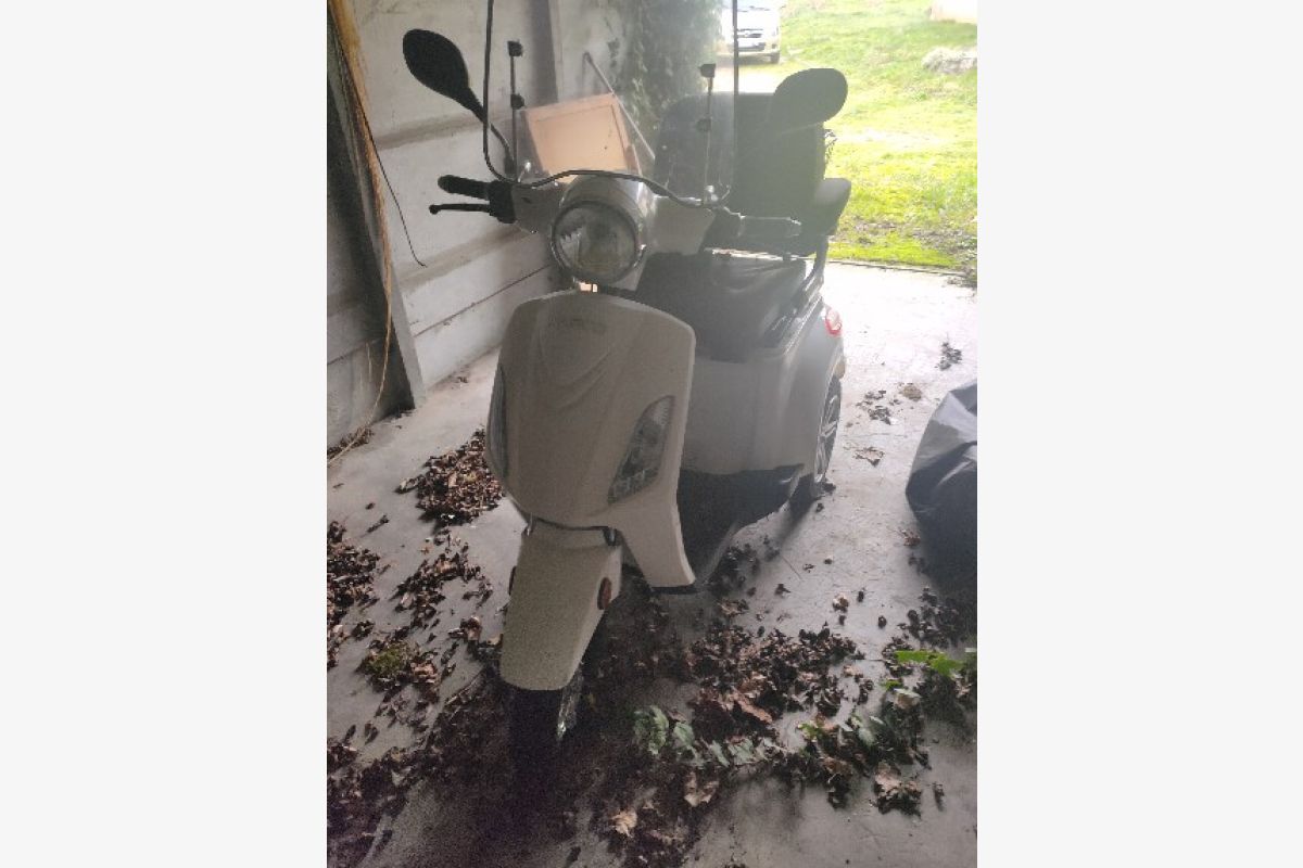 Photo 1 Cède scooter PMR 