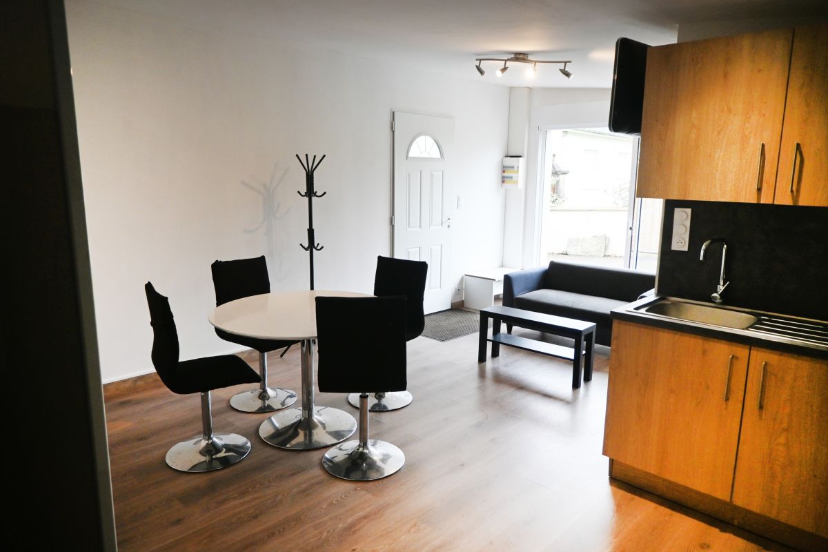 Photo 1 Le Tanu, à louer studio meublé...