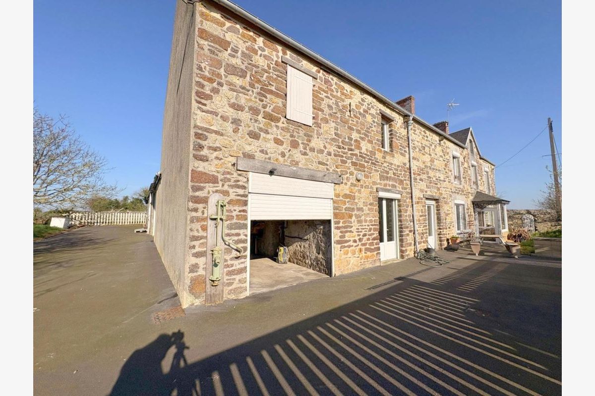 Photo 1 Une maison en pierres avec ses dépendances