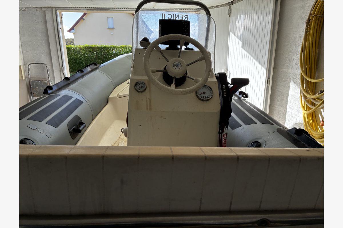 Bateau à moteur  - 30239960_5f51cd9a651063622a2b8b52adb66f63.jpg