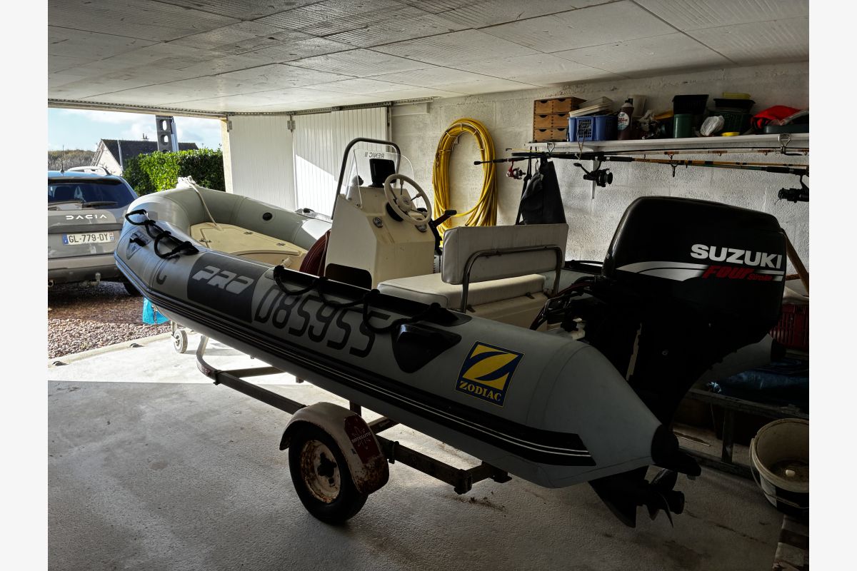 Photo 1 Bateau à moteur 