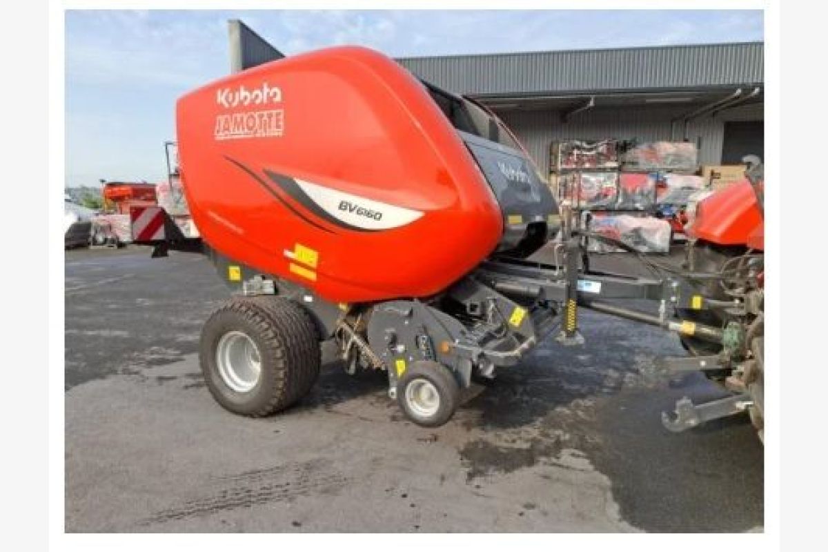 Photo 1 Presse à balle ronde Kubota BV 6160
