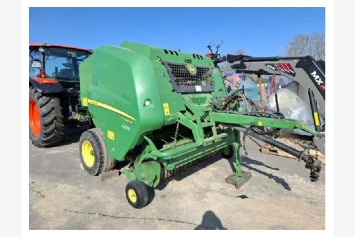 Photo 1 Presse à chambre fixe John Deere F440M