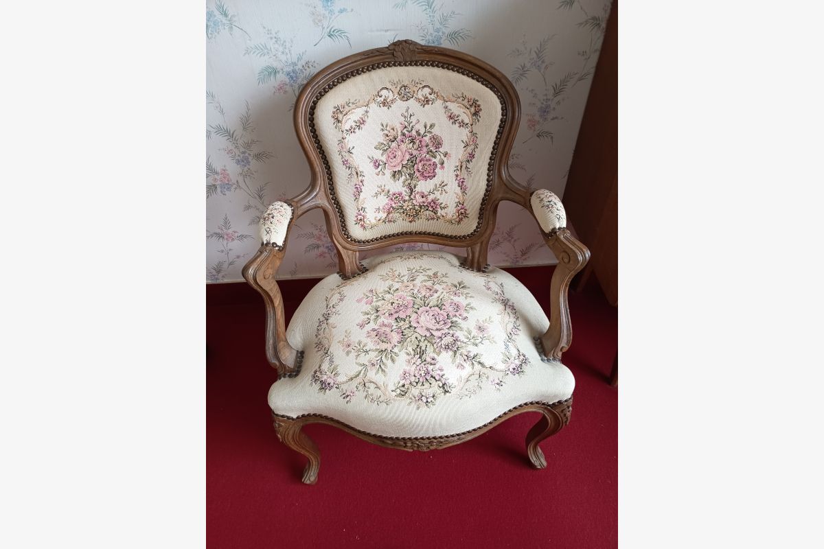 Ensemble lit et 2 fauteuils capitonnés assortis + 2 tables de chevet avec lampe - 30240457_23ad9a33f3c92028b051e12042ded841.jpg