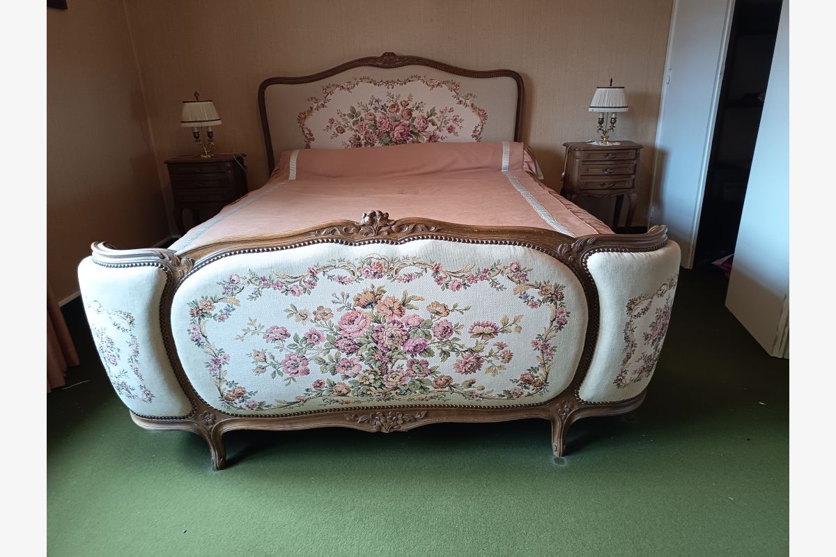 Photo 1 Ensemble lit et 2 fauteuils capitonnés assortis + 2 tables de chevet avec lampe