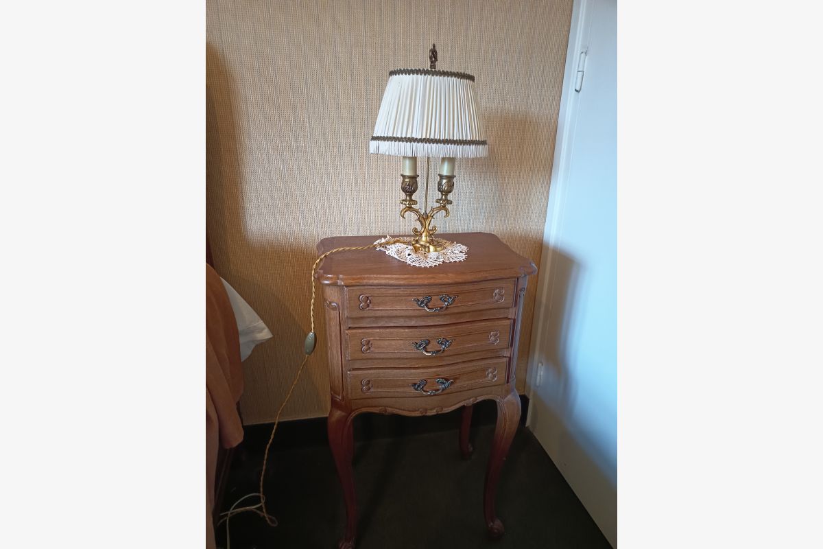 Ensemble lit et 2 fauteuils capitonnés assortis + 2 tables de chevet avec lampe - 30240457_33ffd6526e970cb6b63303e9ce499260.jpg