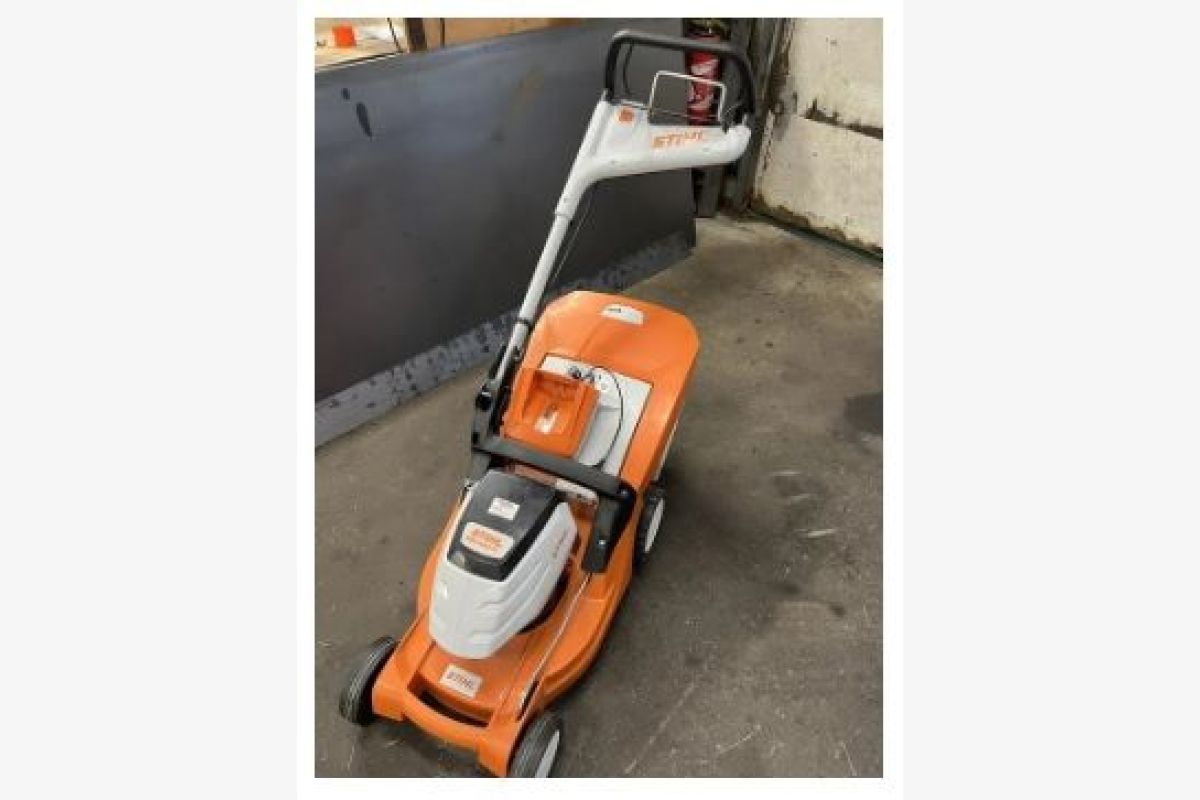 Photo 1 Tondeuse tractée Stihl RMA 443 TC