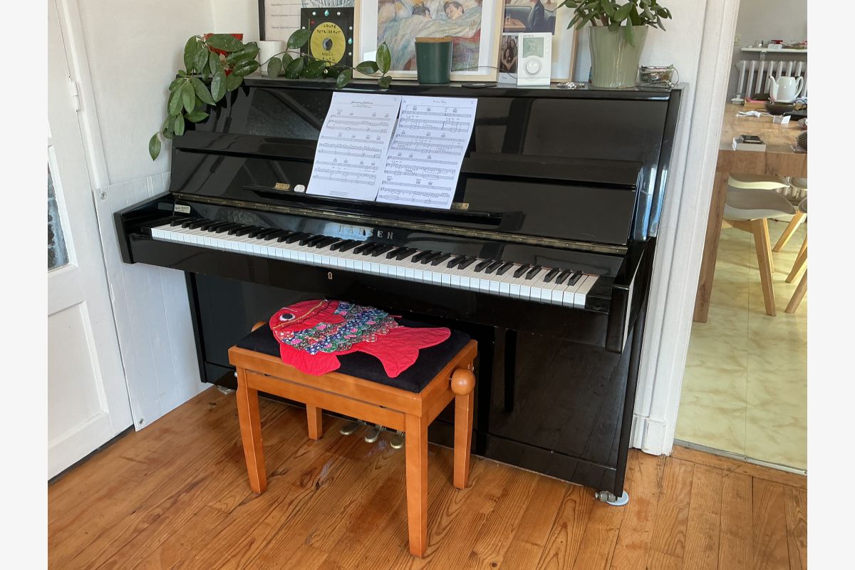 Photo 1 Piano droit noir