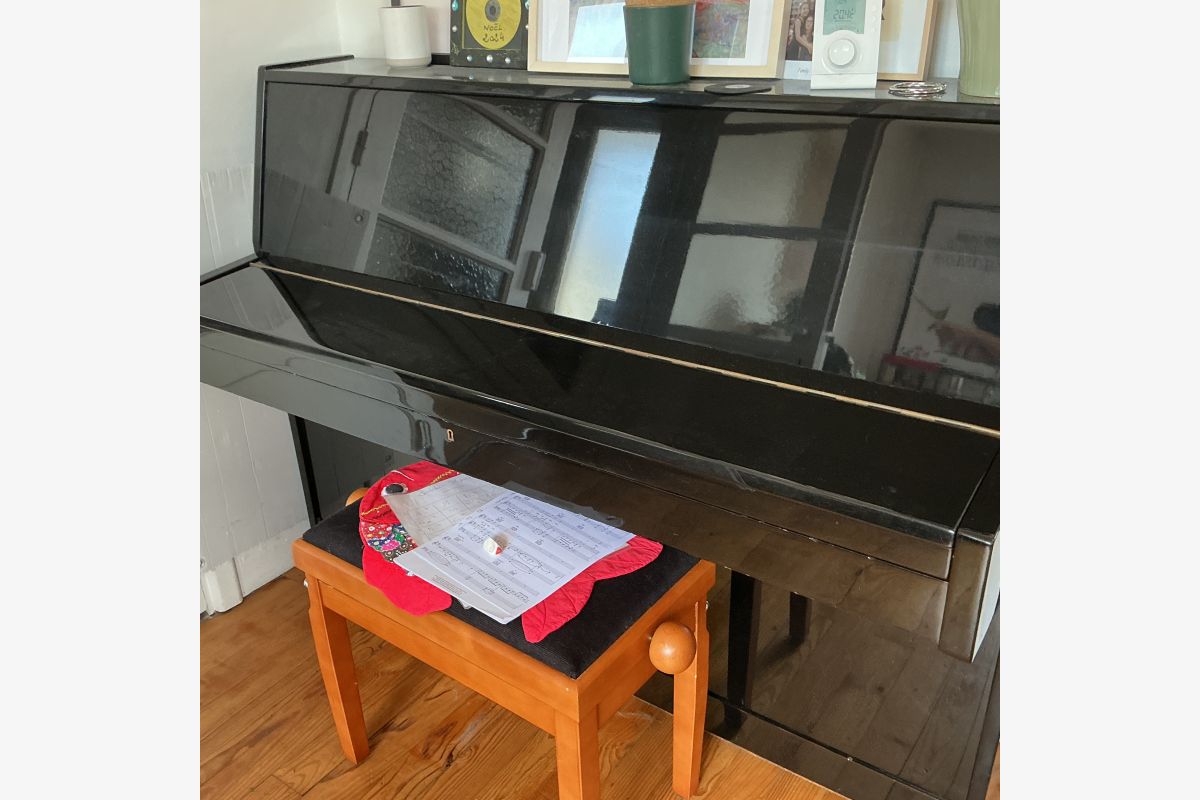 Piano droit noir - 30241299_f5076223880b562c0d66b4feb4e019ab.jpg