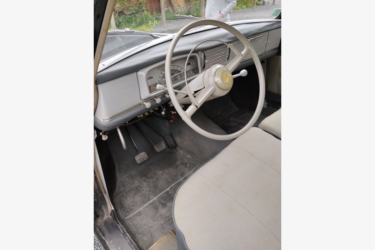 Voiture de collection Peugeot 403 - 30241546_47e8fc0b05b63ad14b4bd441cbf55643.jpg