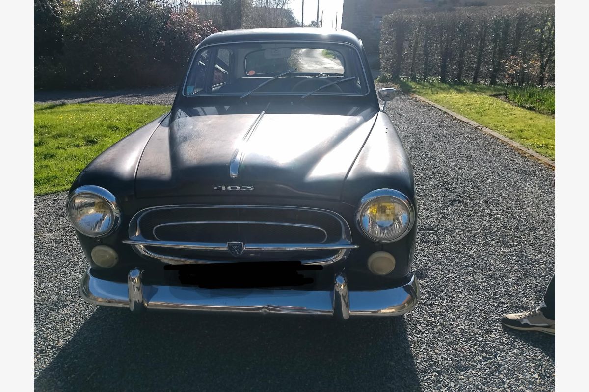 Voiture de collection Peugeot 403 - 30241546_e1b4ff6264a5e6cbbd9cca0f02f0f8b3.jpg
