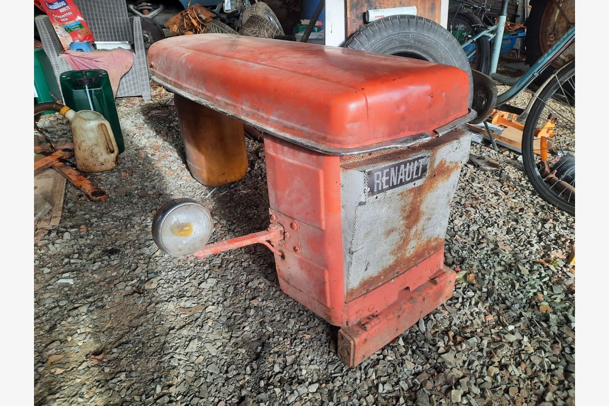 Photo 1 Capot pour tracteur Renault super 6