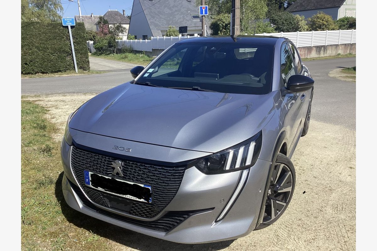 Photo 1 Peugeot 208 blueHDI finition GT