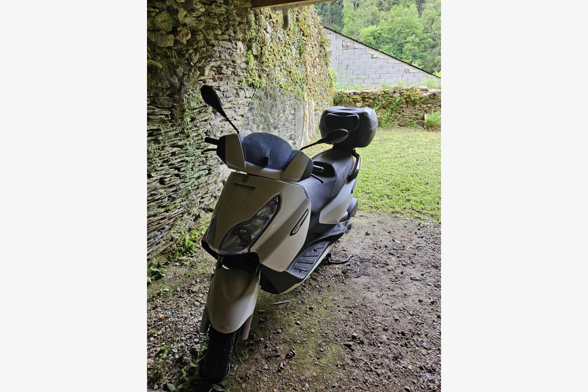Scooter piaggio 125 - 30242774_5b0e4af1f73533083bd59b800ba782d7.jpg