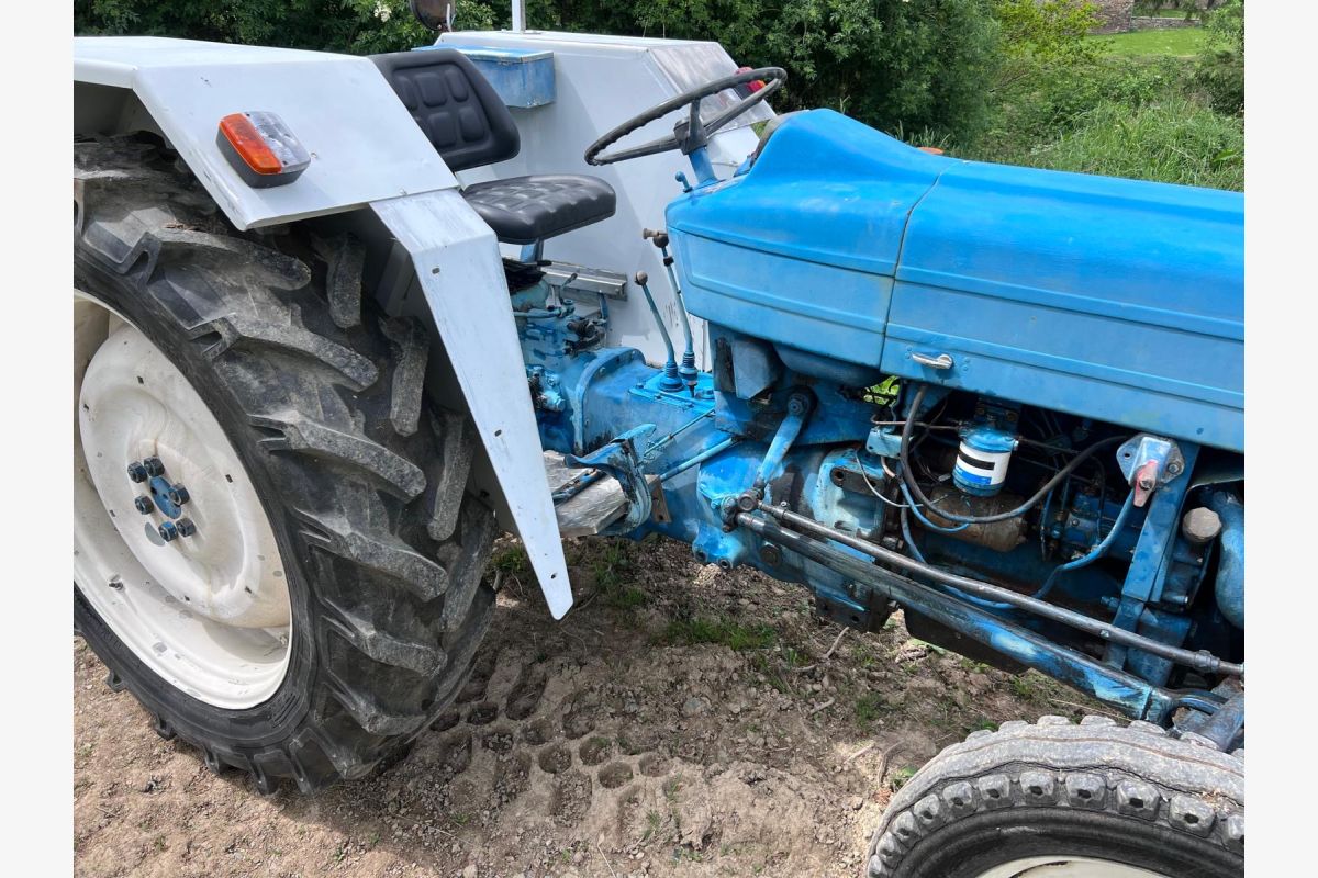 Tracteur Ford 4100 - 30243303_90a9ba741bfaa713e174962c357ab8b0.jpg