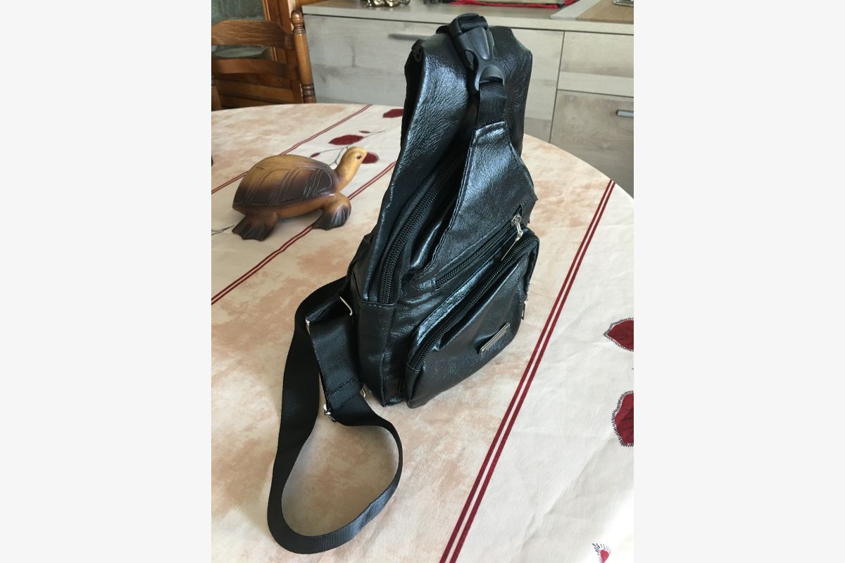 Photo 1 Sacoche, pochette, sac en simili cuir noir