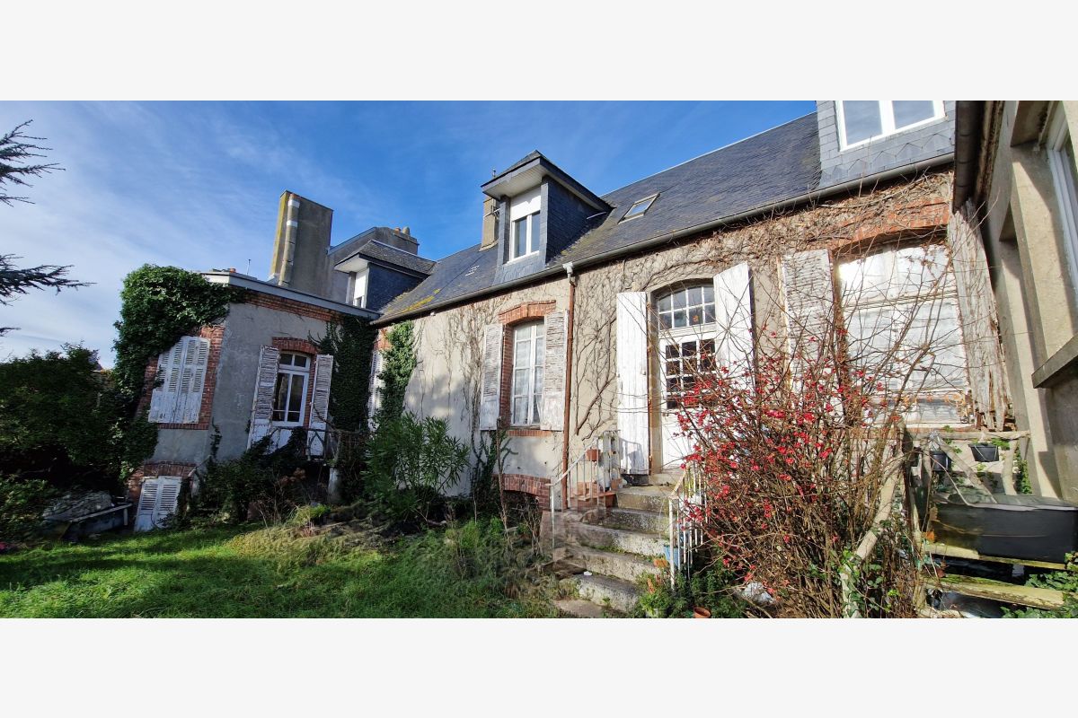 Photo 1 Maître Besancenot, Notaire, Dragey-Ronthon, Tél. 02.33.60.00