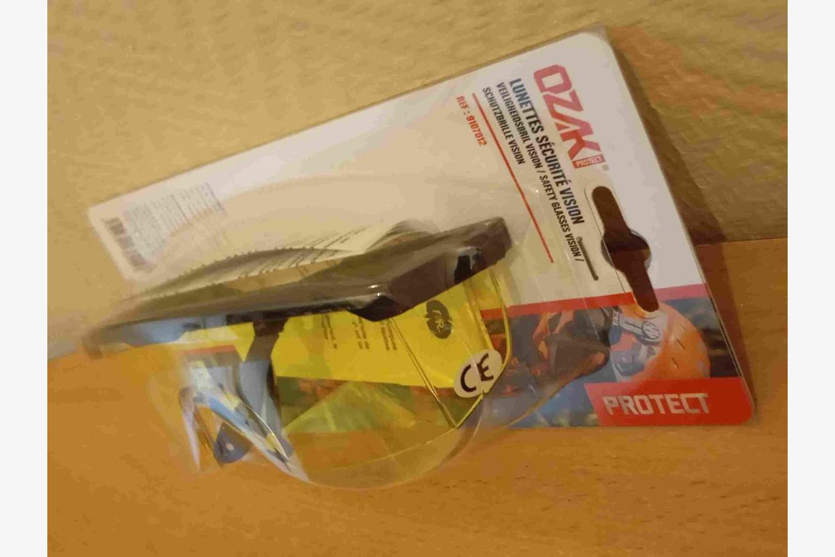 Lunettes de protection - 30244004_8d21d0f1292cc1b90a3f54a4e592ab97.jpg