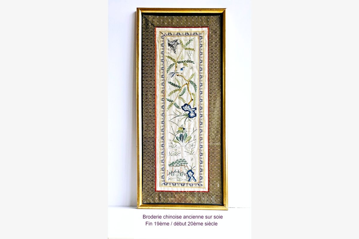 Photo 1 Broderie chinoise- Soie dans cadre doré- Sous verre- Ancien