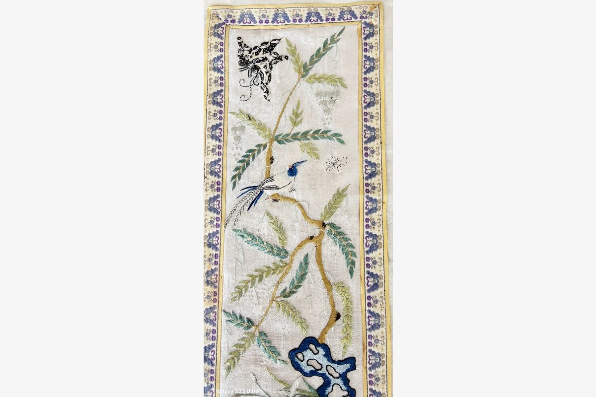Broderie chinoise- Soie dans cadre doré- Sous verre- Ancien - 30244958_272885092f20739dcf5e55460981bae9.jpg