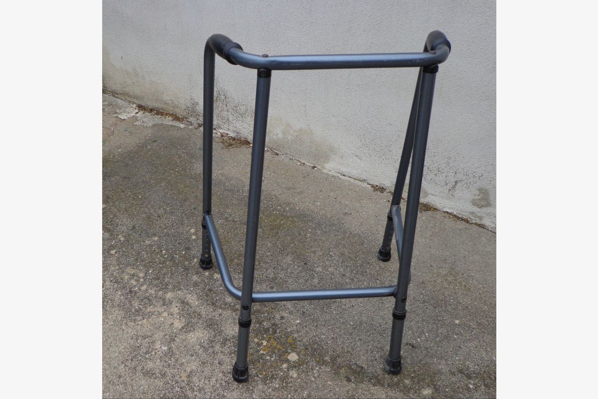 Photo 1 Chaise  médicale  urinal
