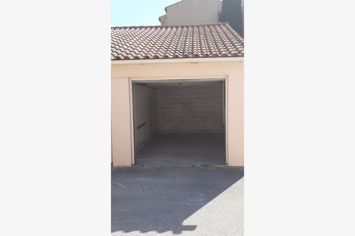 Photo 1 Vend box garage