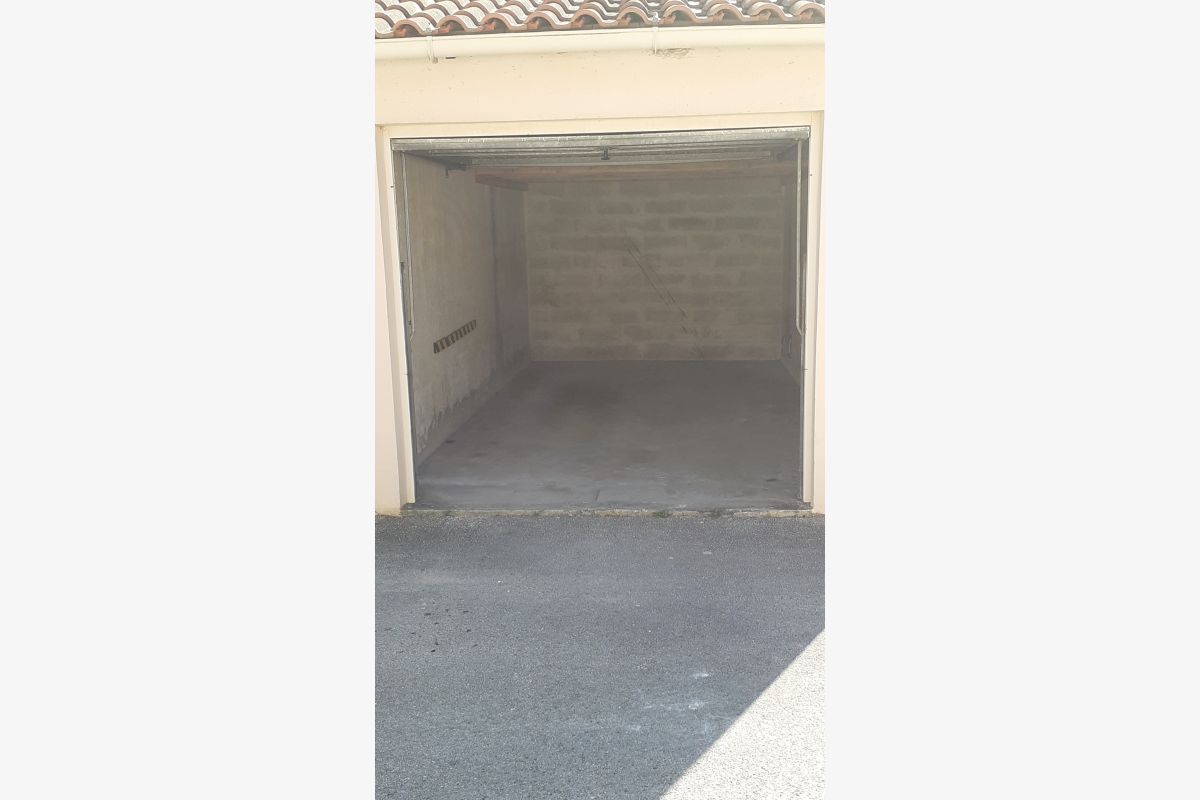 Vend box garage - 30245316_a2ffabd408c55cadf14112af68e639b7.jpg