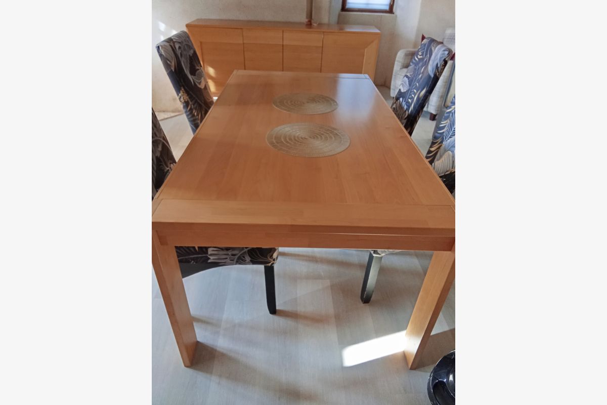 Photo 1 Table 