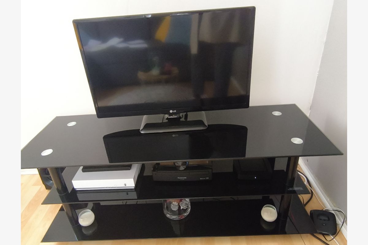 Table TV en verre - 30245973_1e6b798012f320f1a0a60f3fc350fed6.jpg