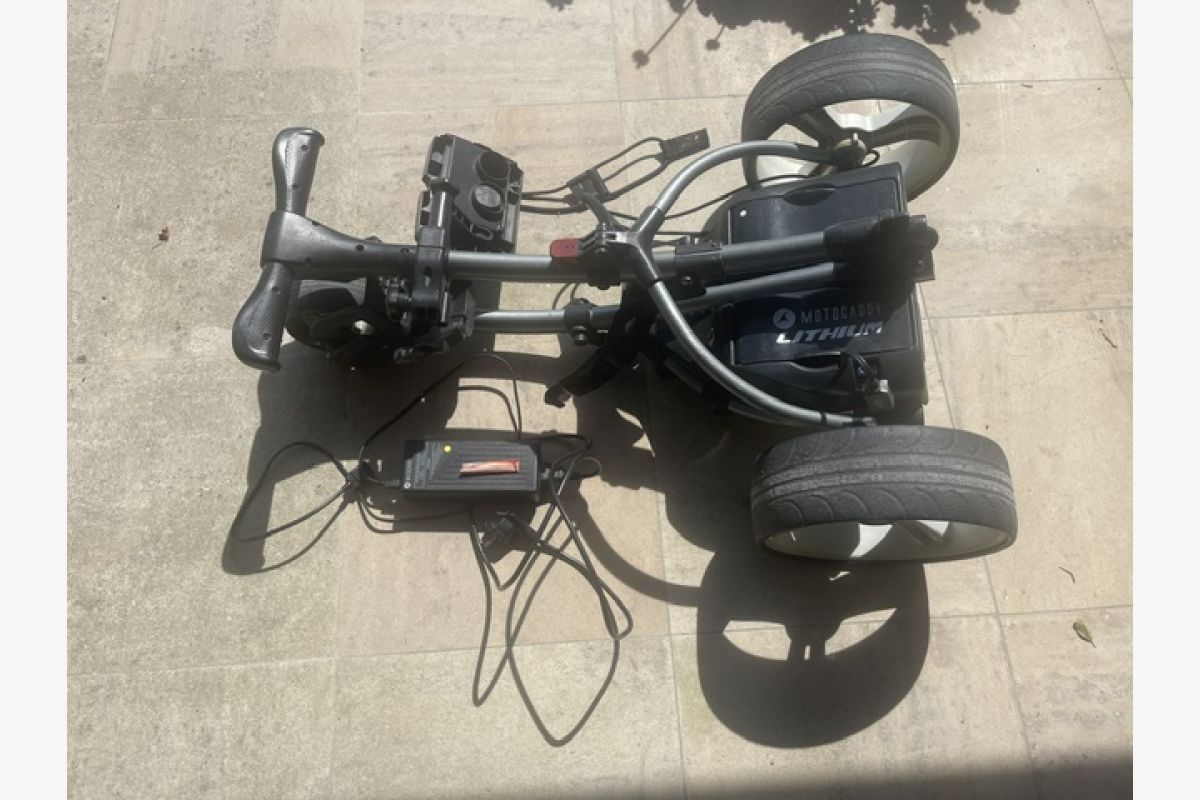 CHARIOT DE GOLF - 30246296_8626a1565e4f3fc87cb8eced717902a3.jpg