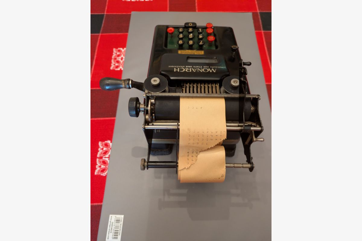 Machine a calculer ancienne - 30246331_1d2127681ed8412f6504096d43af9ae8.jpg
