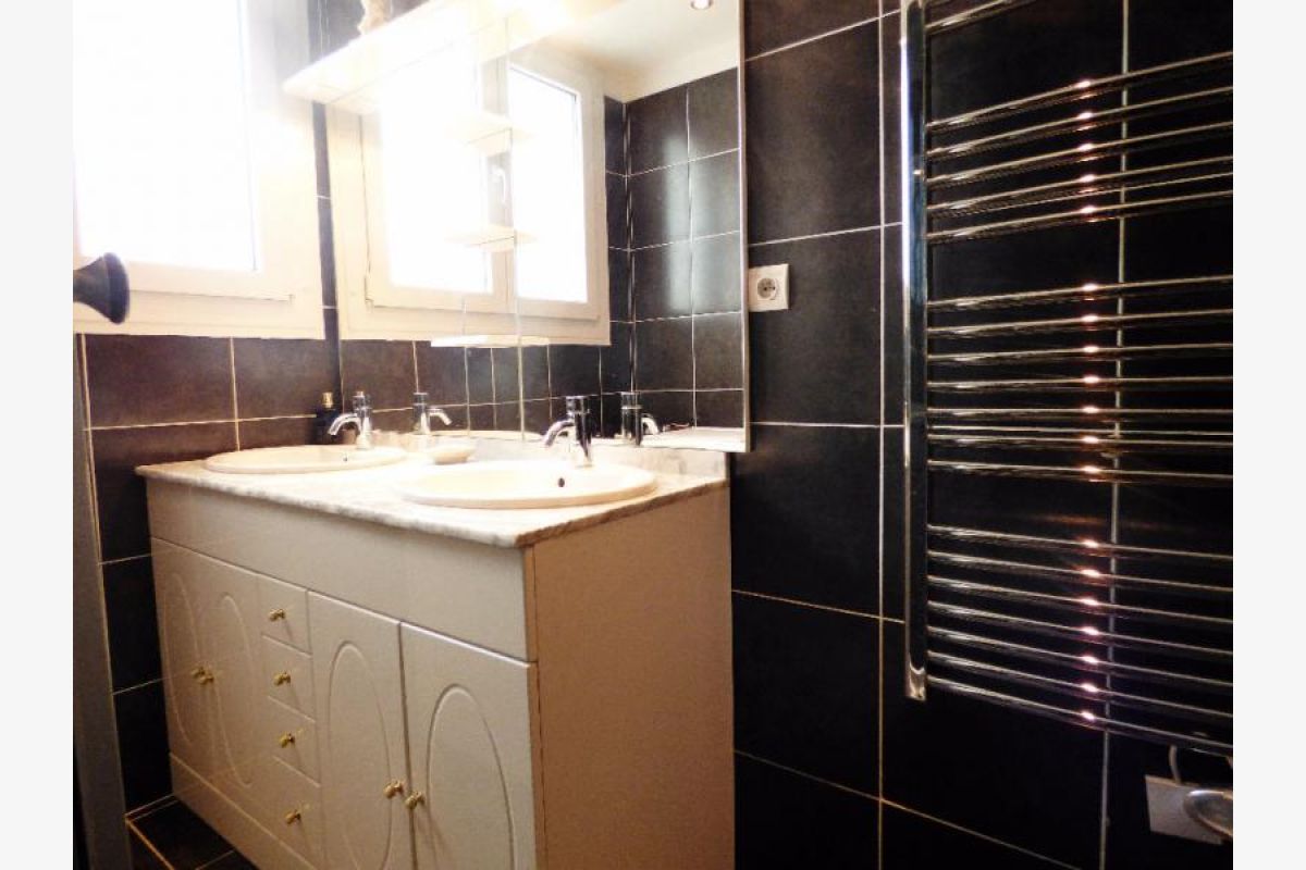 2 pièces 61 M2           Saint Raphael - Quartier les Arènes - 30246863_a9fa6dd14137850fe605f4b89f40946d.jpg