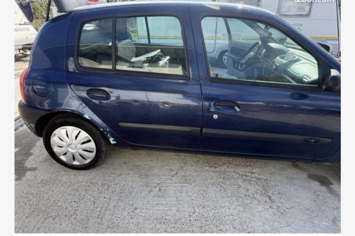 Voiture Clio - 30247328_cb60fcf01cd0941ae4f34cf6d24e0324.jpg