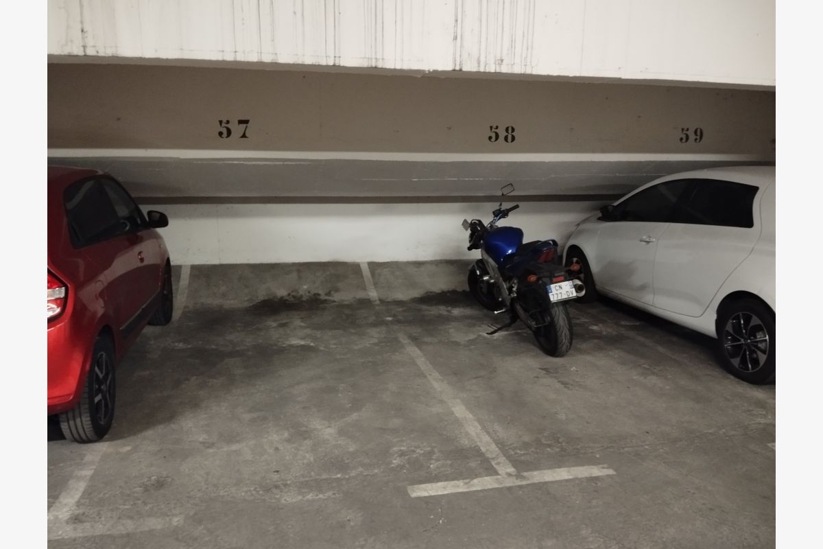 Photo 1 parking moto scooter Paris 12
