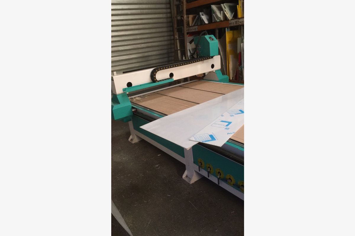 Vend machine CNC pour découpe précise. (Prix négociable) - 30249352_bf99aeef38a48db63b51d1ca5ee87f9c.jpg