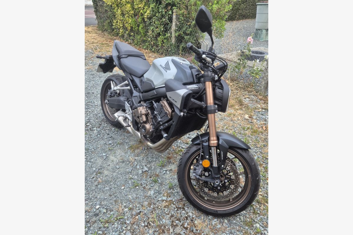Photo 1 Honda CB650R e-Clutch A2 – Mai 2024 – 8 200 km évolutifs – 8 490 €