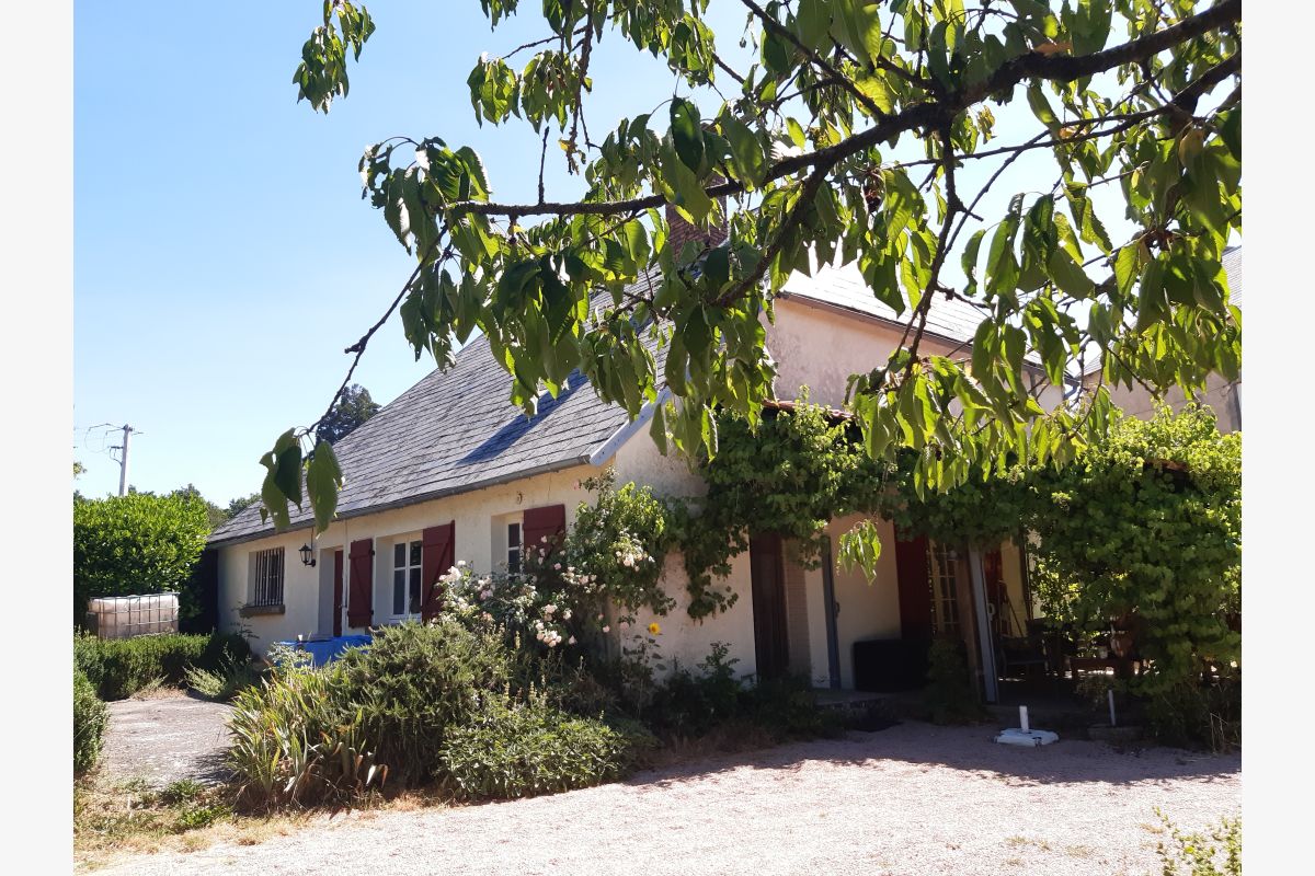 Photo 1 Charmante maison en pierre de 152m2 avec terrain attenant