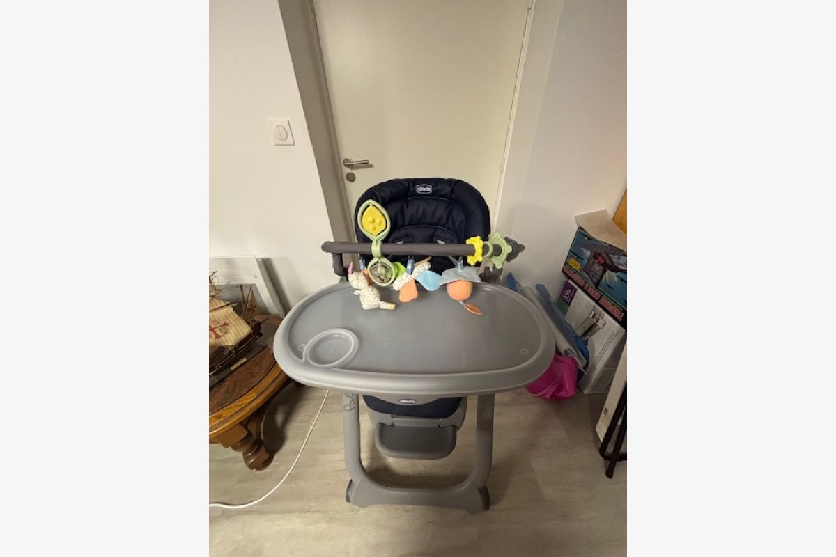 Photo 1 chaise haute bébé 1 er main marque chico acheté chez orchestra peu sevi (nous grands parents)acheté 160€ vend 60€ sur place pas de livraison paiement espece