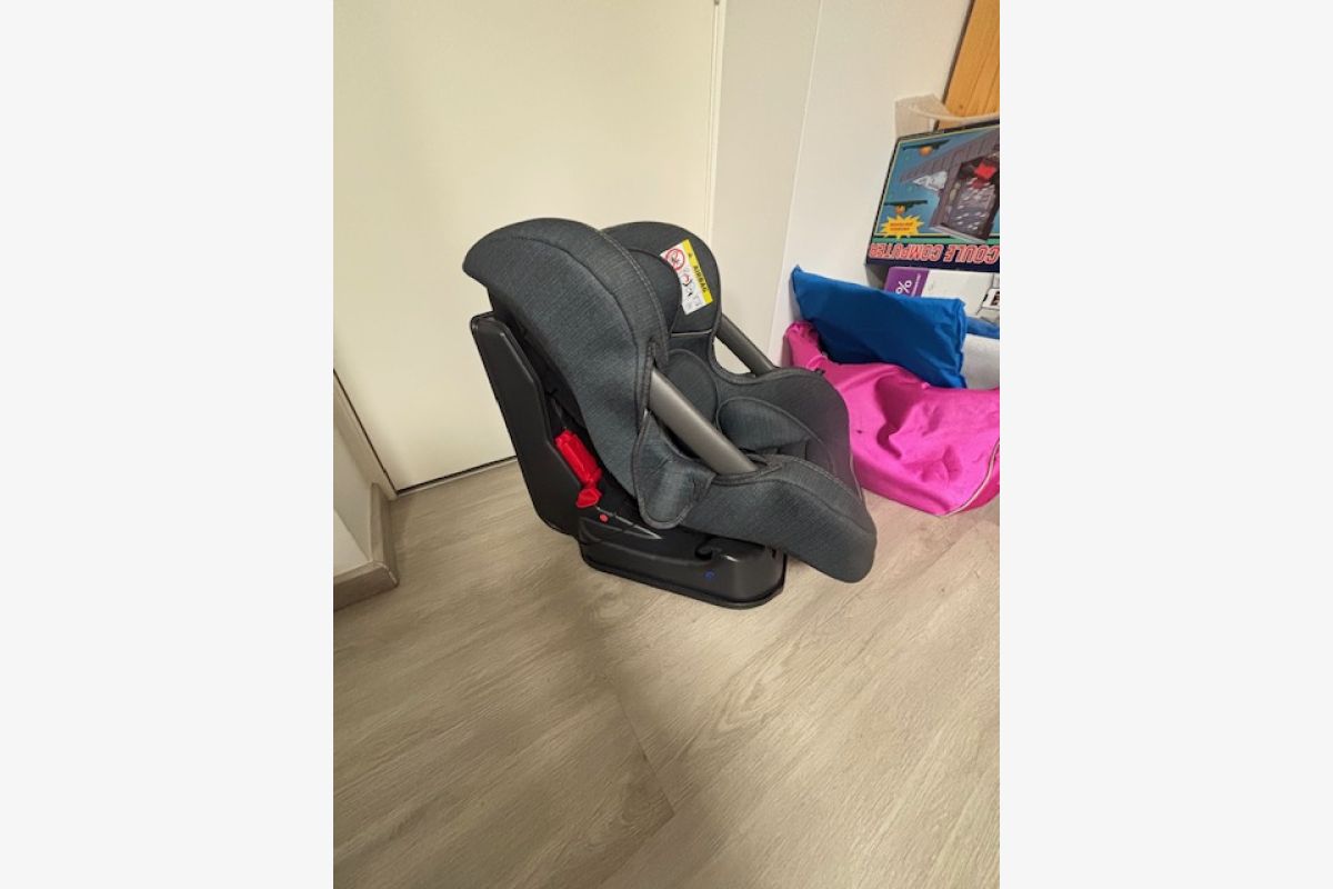 siege auto tres bon etat 1 er main servi occasionnellement ( nous grand parent) valeur 70€ vend 30€ pas de livraison payment espece sur place - 30250401_1a94eb41d1ce8edfc4843c5090221a81.jpg