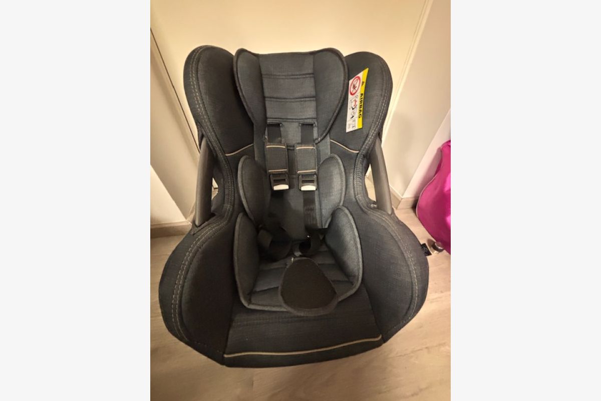 Photo 1 siege auto tres bon etat 1 er main servi occasionnellement ( nous grand parent) valeur 70€ vend 30€ pas de livraison payment espece sur place