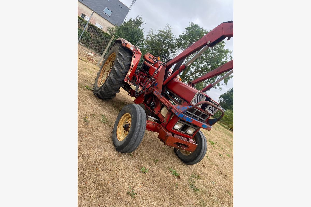 Photo 1 Tracteur IH 644 international