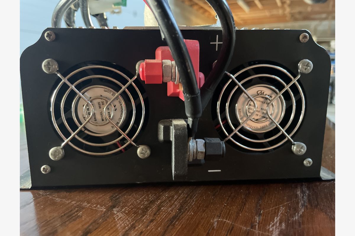 Convertisseur 12V 2000W - 30251724_c68db2cb70d15f63d3ff30380cb821f3.jpg
