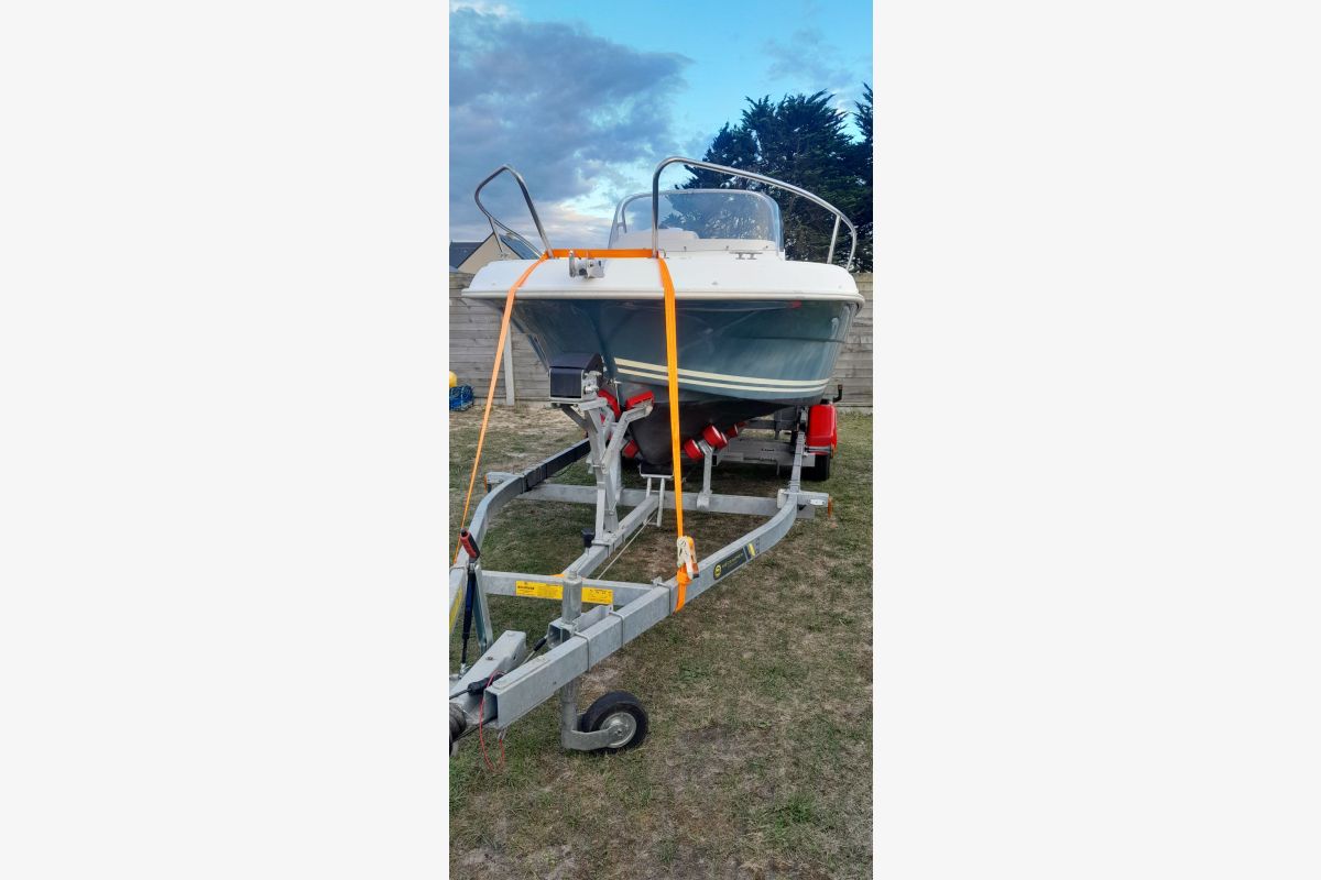 Bateau à moteur  - 30251736_dabe58345cd042ed584bfa475994b429.jpg